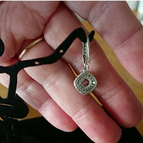 - Gorgeous Sea Blue Crystal Drop Earrings.. 925 Filled - Picture 9 of 10